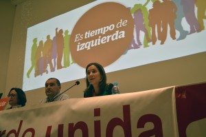 Marina Albiol, en primer término, junto a Raúl Liaño y Mercedes Boix, en el acto de Torrelavega