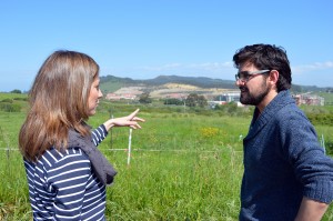 Marina Albiol junto a Rubén Vicente Carrillo, candidato a la Alcaldía de Piélagos. De fondo, el Alto del Cuco