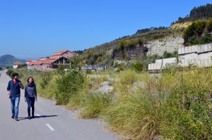 La eurodiputada y el candidato a la Alcaldía pasean por la urbanización fantasma