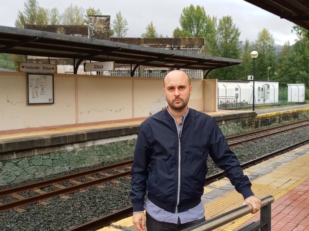 Representante de IU Cantabria, Israel Ruiz Salmón, en la estación de tren de Gibaja, la última cántabra en sentido Santander-Bilbao.