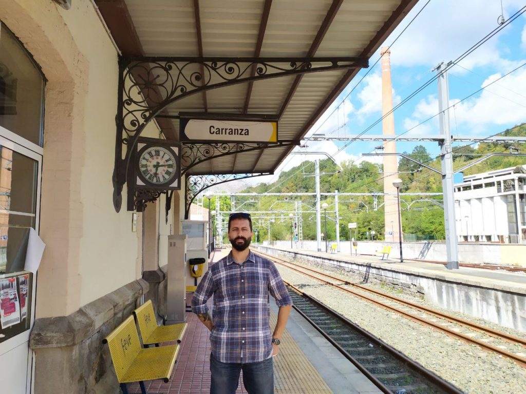 Representante de IU-Ezker Anitza, Israel Escalante, en la estación de Karrantza, la última vasca en sentido Bilbao-Santander.